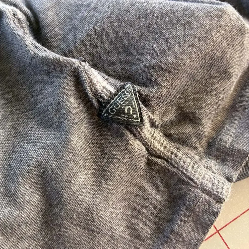 Guess The Washed Tee 100% Pima Cotton V-Neck Shirt - Picture 4 of 6